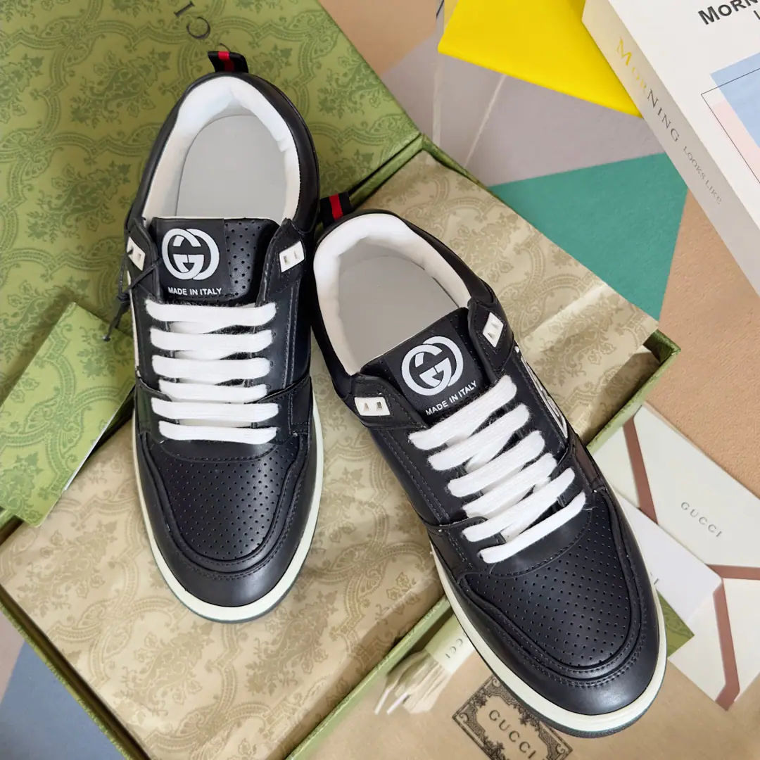 Top Version: Couple money. GucciGustz!GHome. Latest White shoes. Couple money. Leisure Sports shoes Original procurement development Make the goods. - To the sneakers.20Century70The classic sports shoes of the ages are prototypes of inspiration., The name is taken from the defense action in sport.. This is made of white leather craftsmen's heart., Side-side embellishment double-buttonGstriped weeds, And...GucciThe ancient signs are a little bit of shoe. Send a cabinet for fine packaging🛍📦 ▪️Fabulous.: Original import of head-level cattle skin ▪️Uchi.: Original custom customised in soft sheep skin ▪️Shoes under the sole.: Original OpenTPUOtsumi! ▪️Bottom: 2.5CM ▪️Size: Female35-40 / Men39-45（45Freeze!