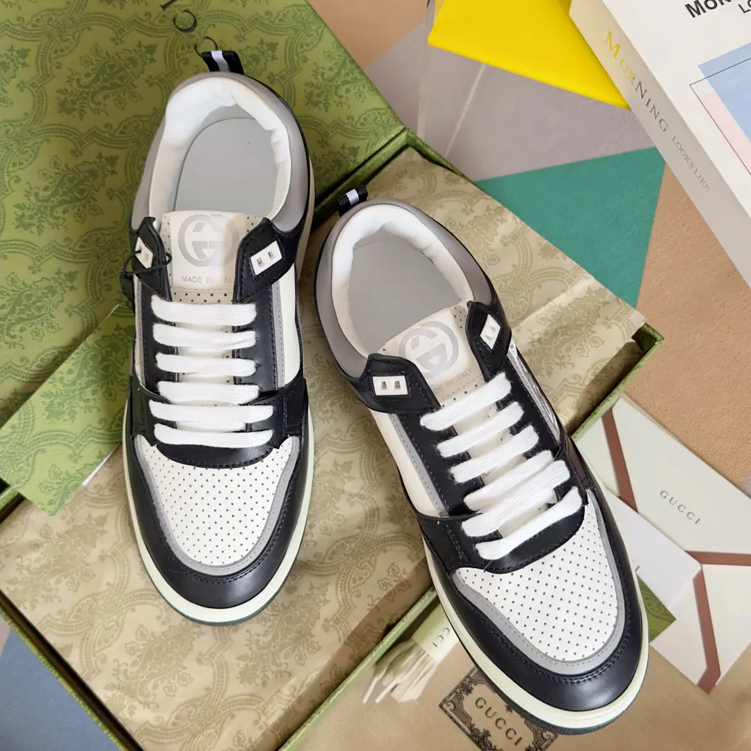 Top Version: Couple money. GucciGustz!GHome. Latest White shoes. Couple money. Leisure Sports shoes Original procurement development Make the goods. - To the sneakers.20Century70The classic sports shoes of the ages are prototypes of inspiration., The name is taken from the defense action in sport.. This is made of white leather craftsmen's heart., Side-side embellishment double-buttonGstriped weeds, And...GucciThe ancient signs are a little bit of shoe. Send a cabinet for fine packaging🛍📦 ▪️Fabulous.: Original import of head-level cattle skin ▪️Uchi.: Original custom customised in soft sheep skin ▪️Shoes under the sole.: Original OpenTPUOtsumi! ▪️Bottom: 2.5CM ▪️Size: Female35-40 / Men39-45（45Freeze!