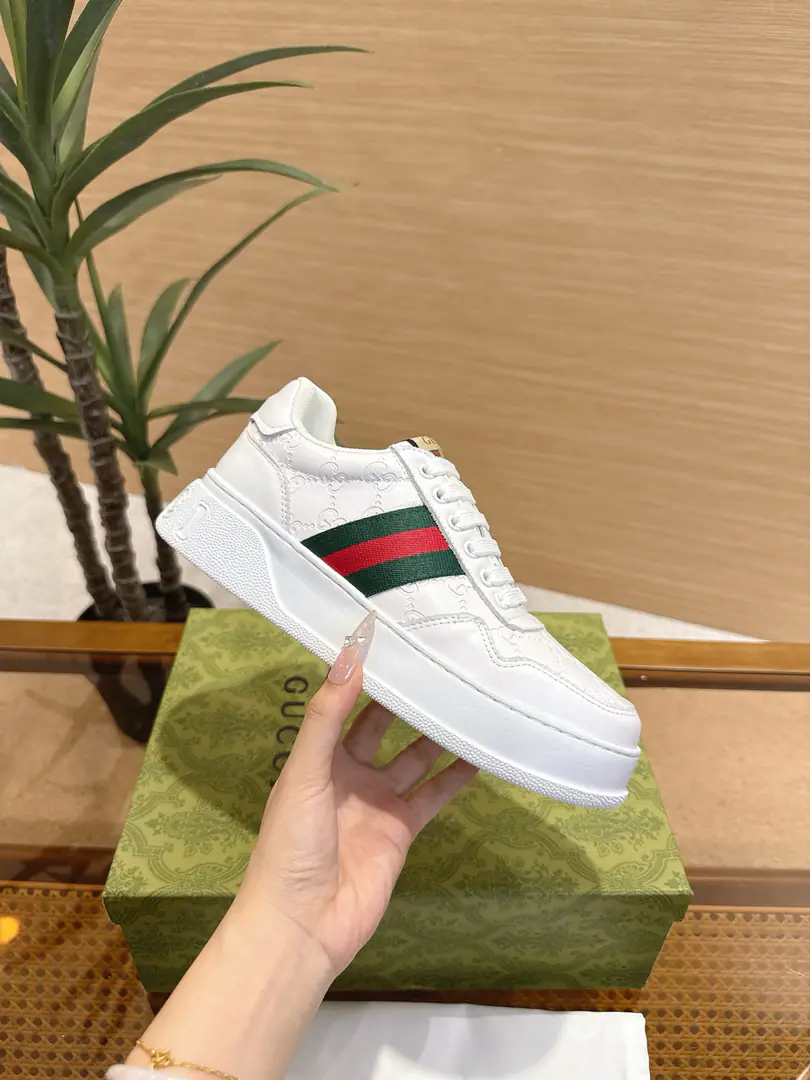 GucciCrackers, shoes.｜The couple money is so good.✨ The Gudz cabinet is running a cookie shoe in parallel., A quality upgrade of classic white shoes., The regenerate atmosphere is so strong that it's so simple.. Shoes face customize cattle skins using the original, It's a classic old flower cloth., Multiple processes of piercing and pressure stripes, It's a very good recognition.. Side-marked red greenweed band, Back and back.GG Logo, Details are in place.. 4cmThe bubbles are so light and thick., Sneaking legs., The upper foot doesn't weigh too much., Walk light and not tired.. Super multi-colour option, Black and White Jane., Old flowers are old., Both boys and girls can handle it., It's a couple's shoe. It's a really good match.. I'm a pair of jeans., The dress is all right., I'm not wrong about traveling.. Female size35‑40｜Men39‑45, Positive buy. #GucciBiscuit shoes. #Good-ass shoes. #Couple shoes. #Small white shoes.