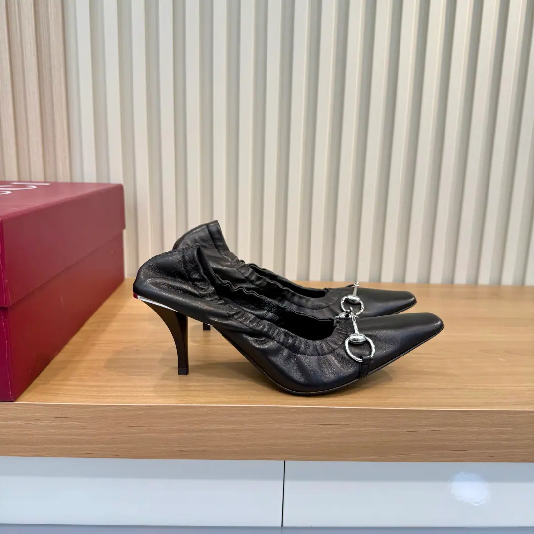 Plant price 35-42）Gucci PrimaveraThe series combines innovation with a pragmatic vision, Sets the contour, Texture and material-based new language. VittoriaThe soften-up of the high heels., A cone heel with a long head and a sculptural sense., And modern style and euphemism.. The shoe is made of soft frugal leather., It's designed for all day.. Black Somnapa leather. Silver Rear Gold is burning silver.'Gucci'Marking Black leather liner. Horses' titles are cut. - Chief!, A little square shoehead. Black leather soles. Leather wraps a sculpturing shoe heel., Metal-like Sensitization Panel Flexible Back - It's a game. Height: 75.