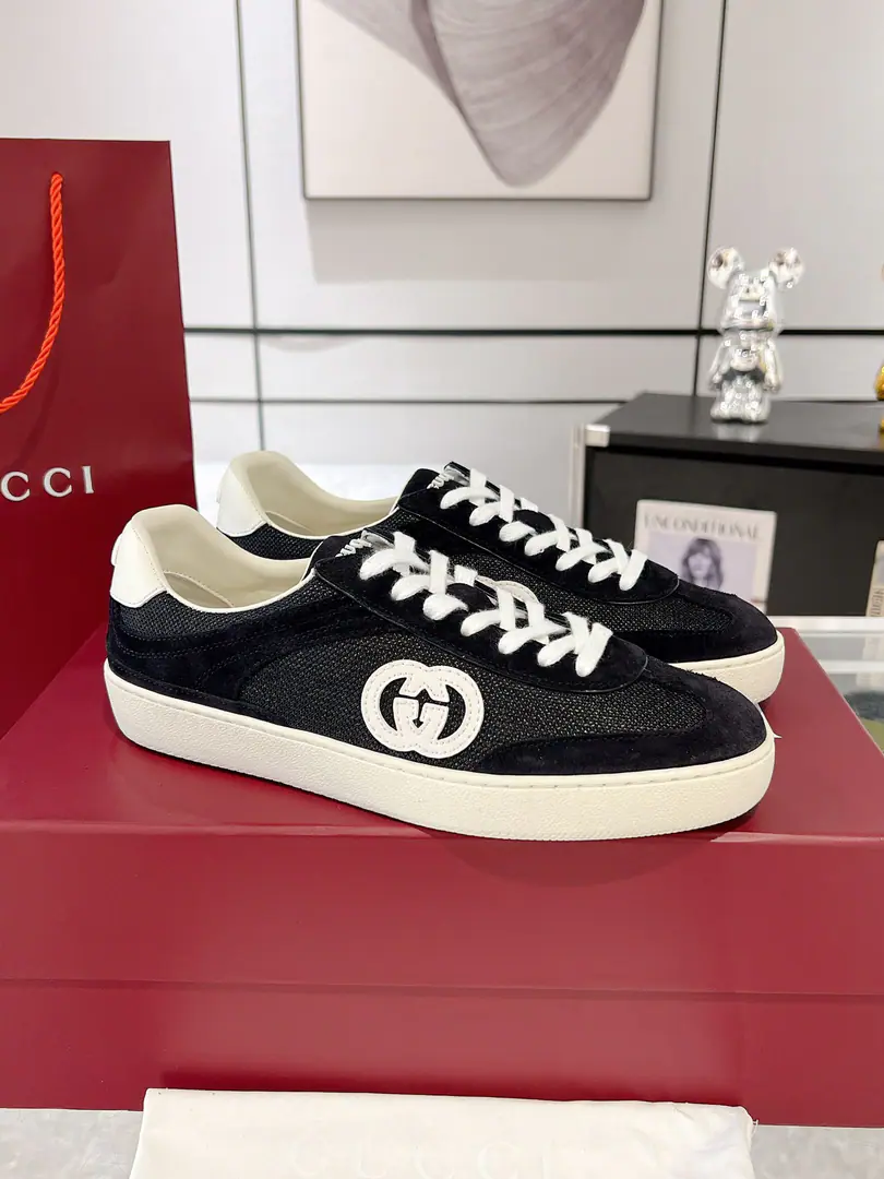 Upgrade Gucci Couples.GLeisure shoes. White shoes. ❗️❗️😎Original procurement development Make the goods. Innovative suture processes are used for production, Makes a water-like flow quality.. Leather design with 3D rectangular double buttonGLeather fittings andGucciLetter accessories, By3DThe quality of the flow of the whole efficacious shoe. Send a cabinet for fine packaging Shoe.: Cows are counter-feat.➕Network Codes:35-45（Women41.45I'll make sure I don't change it.）