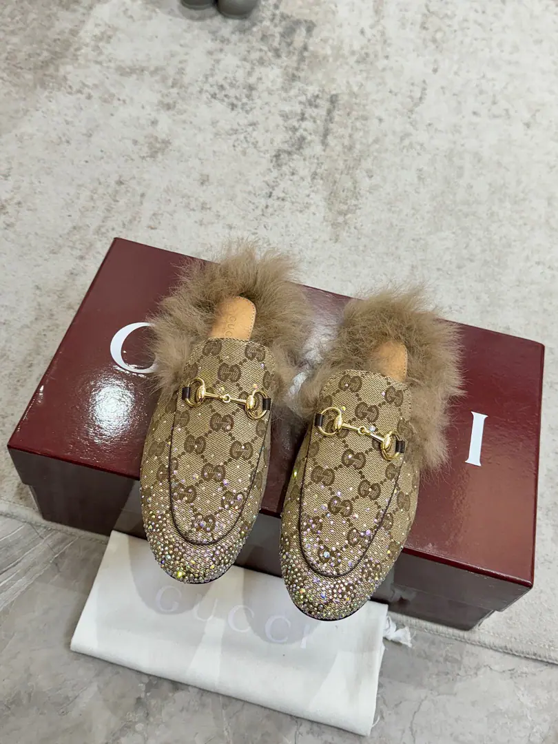 Plant price Top Version GUCCI, Shoe-faced material Leather., I'll put my feet on the back of my head., The series of slippers has become...GUCCIThe main one in the series., Don't be so mean and full of motten spirits., The apparel is a fashion interpretation of the horse's title, the lullaby shoes., The prettiest upgrade in the early spring series.. Codes35-40, 41No, no, no, no, no.