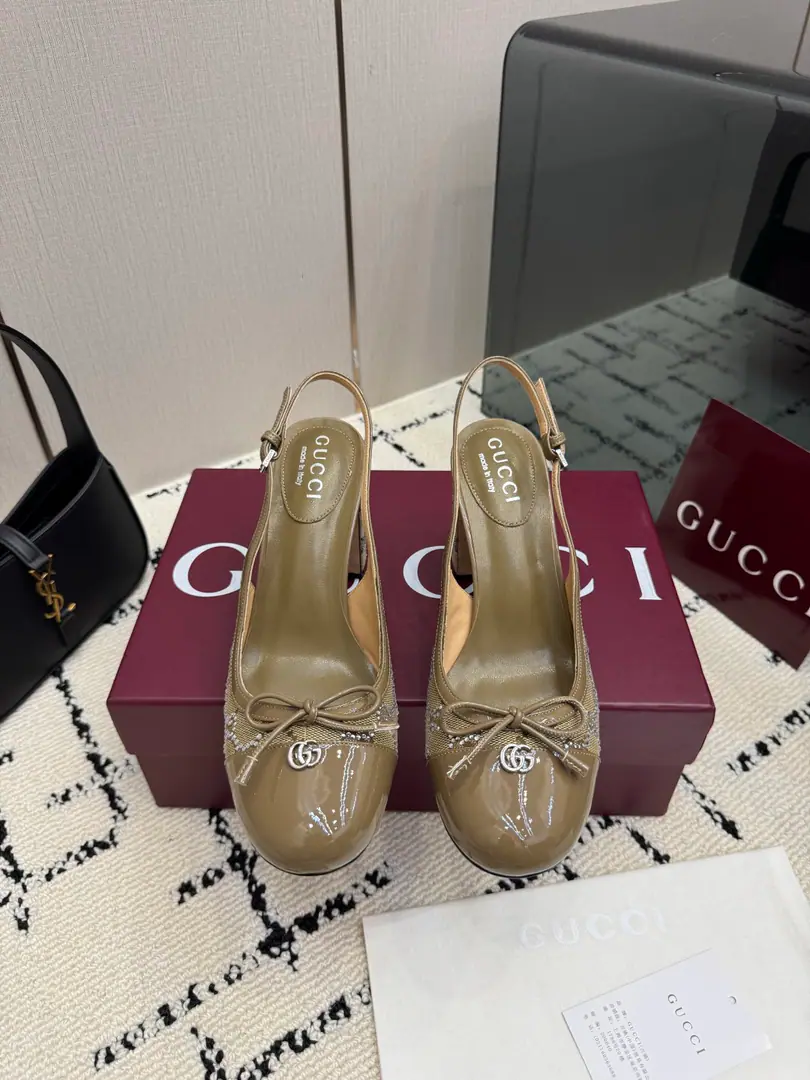 GUCCI26/- Morning. It's hot.💥The horse's got ballet shoes.·Showtime.🌵The new director's color and concept of reality.🪽Every color is super.𝐠𝐜🖤Angela's red nails are all the more remarkable.🥇The most famous ballerina shoes ever elected this year.🩰It's so elegant.～It's a very simple thing to do.！（✅Correct Colour, - It's a hardware., Perfectly consistent.）⚠️The difference between looking at the map on the market.😋 Shoe.: Bullskins., Cowboy. Uchi.: Imports🐑Skins of sheep. Shoes under the sole.: That's a big import. He's tall.: 8cm Codes: 35-39 （40.41.42Do it.） （Full package）