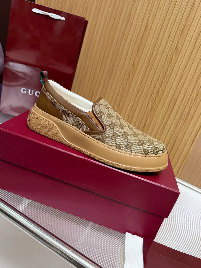 GThe latest big white shoe in the house.🎀Sports and leisure mix🍓The current of the idea.🍄It's a resounding thing.. The new series continues to look for inspiration from other times of everyday life.,And to integrate into the essence of the present design.🌺GG Leather production with stamp pressure,♪ With a classic double G Letters Interwoven,The most impressive branding.🌷 Fabulous.:The plain silk cow skin. Uchi.:Bull mats. Foot.:Plain-board doublesGSaddle Otsumi!:IPBubbles Shoe-tongue numbers:Air pressure source Packaging:Full bag. Remarks:All details are checked against the original. Match: Women35-40Men39-45 👉