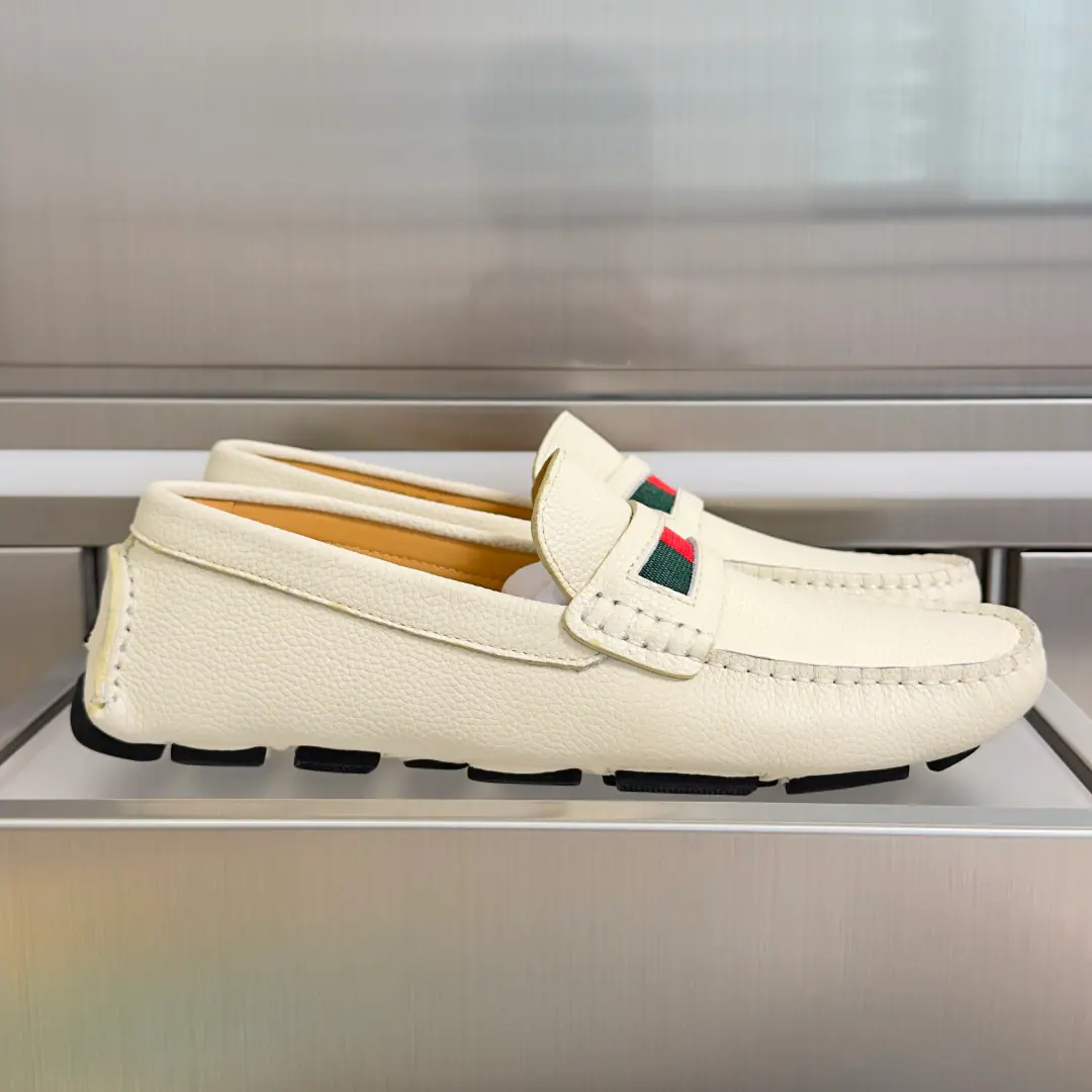 Top Version: Men GucciGustz! GHome. Latest Gentlemen. Old Money. Doudou shoes. A foot. Lazy. Leisure shoes. A simple and contemporary display of driving shoes, etc., Smart, skill-and-comfort experience.. This man's shoe-shoes are chosen for leather., The details of the weaving bands are carefully spelled out in the shoe tongue. Send a cabinet for fine packaging🛍📦 ▪️Fabulous.: Original customized import of head-level cattle skin ▪️Uchi.: Original custom customised in soft sheep skin ▪️Otsumi!: Original modeling of slide-resistant rubber material ▪️Bottom: 2.5CM ▪️size: Men39-45