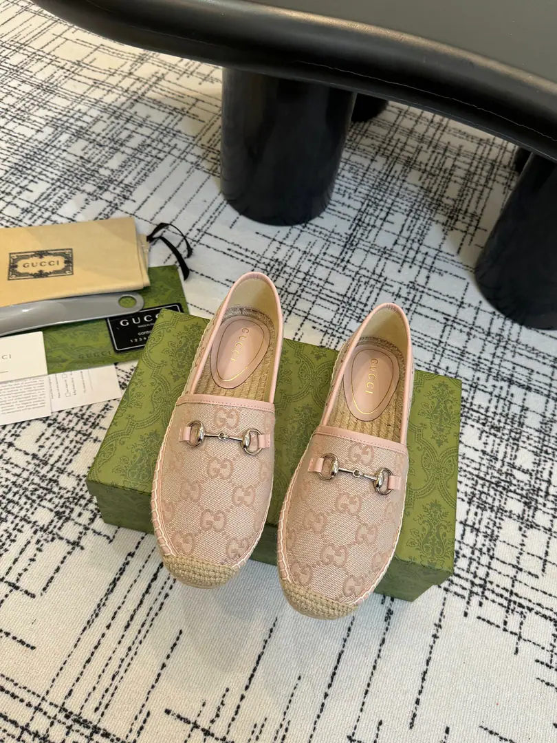 GHome.2025New title.GGThe grass made the soles of the fishermen., High Version🆙LatestGucciThe Old Flowers SeriesG G- The stamp slippers.🔥 As a symbol of branding,, The marking elements have been bringing new and new things to the monolith.. Each logo contains brand-specific historical heritage and value pursuit., The eternal charm of interpreting the aesthetics of fashion that are never obsolete.. Each series uses a modern perspective to recreate and recreate., To continue changing and experimenting with branding.. The saloon gold-title stint is different from the old magnifying style.GThe Alphabets are in the series to wake up the designG GTo brighten up, It's a new life and a new light.😎😎 Shoe.: Original Custom ImportsG GA embroidered canvas. Match: Ladies and gentlemen' shoes. Shoes under the sole.: The straw-coated waterproofing station is coupled with the soles of rubber shoes. He's tall.: 2Centimeters and heights Manufacturing: The shoe was done in Spain. Codes: 35～41Code Packaging: All new Ancora red high end packaging