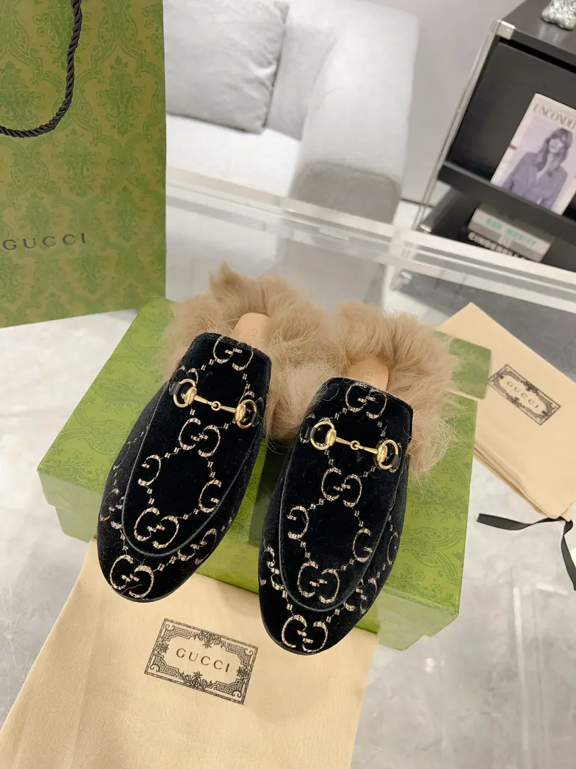 Plant price Top Version GUCCI, Shoe-faced material Leather., I'll put my feet on the back of my head., The series of slippers has become...GUCCIThe main one in the series., Don't be so mean and full of motten spirits., The apparel is a fashion interpretation of the horse's title, the lullaby shoes., The prettiest upgrade in the early spring series.. Codes35-40, 41No, no, no, no, no.
