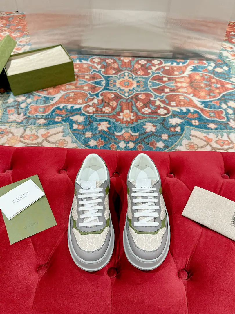 🅿️ 👑Gucci🍀🍀A pair of cozy biscuits. Gucci Chunky BSeries of sneakers～- Let's go with Daddy's shoes. White shoes. Three classic elements of dirty shoes are the design of the sport and leisure mix that brands promote.. The thick sub-structures show a resonance of the sneakers., The most important thing is the shoes are very light.. The classic old flower band., Round shoe head., It's a chocolate system., It's a reminiscent feeling., The effect of the increase is extremely high., The soles are very soft and comfortable.😌Wear it all seasons., It's more of a mood to wear it in the fall.💯 ·Fabulous.: Original customized cow skins（The classic old flower cloth., Puncture., Ballasting process） ·Otsumi!:Rubber Bottom ·Uchi.:Import of sheep skin ·He's tall.:NYO5cm ·Size:Women35-40 Men39-44（Women41 Men45 Custom without re-offer）