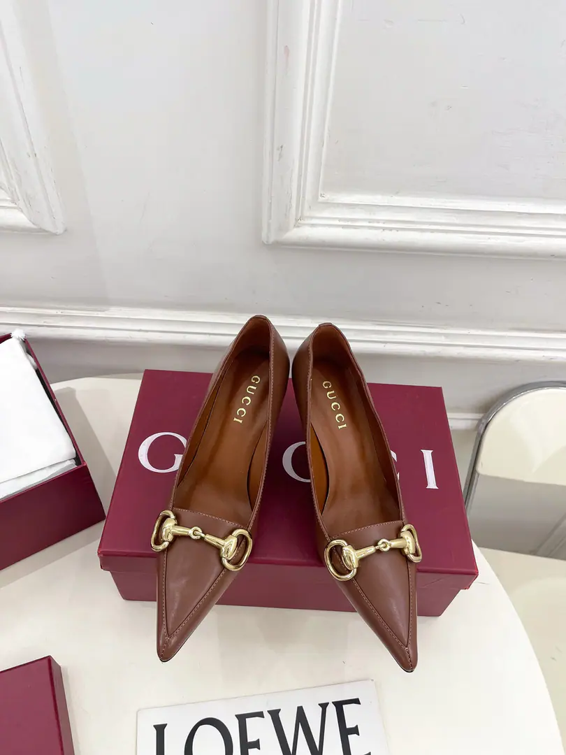 Gucci | Gustz! 26𝐬𝐬 ⭐️ GHome. The lead series finally came out., The bad guys are worth it.！The old classic. Create new designs ✨ ❥2026Autumn and winter brand new. BoulevardThe series of horses with sharp-headed shallow-ass shoes. Requisition level！It's a great sense of excellence.！A huge amount of money from domestic and international bloggers.,Old and fashionable. It's easy to wear. The upper toe blew up.！BSThe official network is pushing., New Colours Update continuously🆕 ━━━━━ ЅᏇєєt ━━━━━ ▪️Shoe.: High-prescription imports of cattle skin/Crocodile skin. ▪️Uchi.: Imports of sheep's skin ▪️Otsumi!: Italian imports are so thick. ▪️He's tall.: 7cm ▪️Shoes.: 35-39（40.41.Customable） ▪️Plant price ▪️Numbering: 2608045