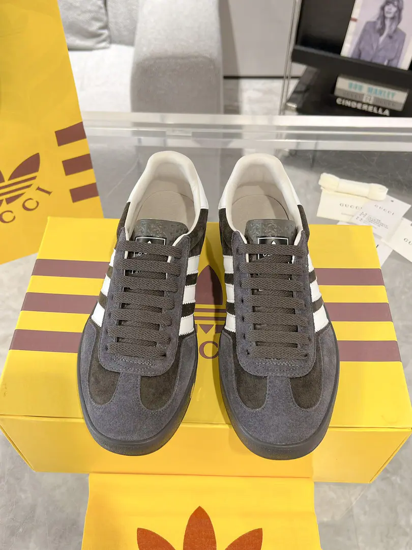 New upgrade Women Men Gucci x Adidas Joint contributions 23ss Fashion week show. Only correct top version of German shoes❗️❗️Global intensity of fire💯Web-wide maximum version contribution❗️❗️The couple's first. Codes:35-46（45.46I'll make sure I don't change it.）