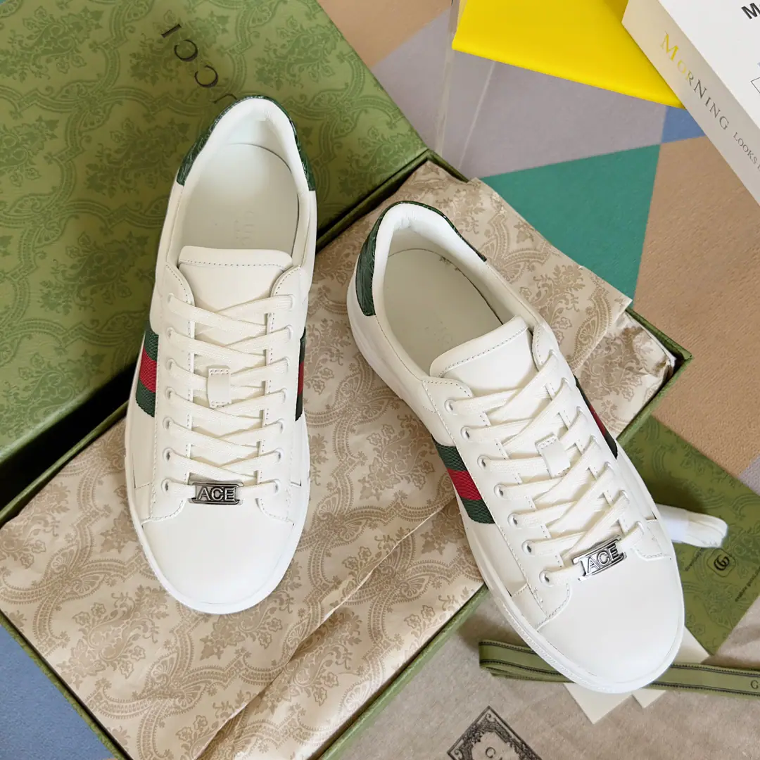 Top Version GucciGood riddance.AceSeries Honeybee. White shoes. Couple money. Leisure Sports shoes Original procurement development Make the goods. Guzérèse since the day he was born, AceThe series of sports shoes continues the brand narrative., The craftsman's masters are singles.. The new series is designed with a very low profile., The match is for details., ♪ Shine the sports shoe style ♪. Tie with fixed garb“ACE”Metal sign, The thick structure is a shoe-like thing.. GucciThe classic red striped strips add charm to the whole design.. Send a cabinet for fine packaging🛍📦 ▪️Fabulous.: Original import of head-level cattle skin ▪️Uchi.: Original custom custom customised soft sheep skin ▪️Shoes under the sole.: Original OpenTPUSlipboard Base ▪️Bottom: 3CM ▪️Size: Female35-40 / Men39-45