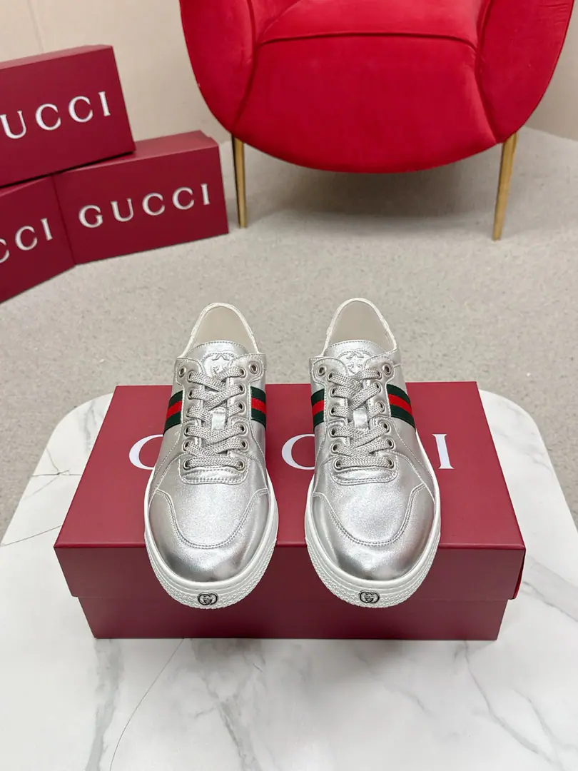 Gucci/Gustz! Stretch A series of couple-soldier leather sneakers.！ 2026Spring and Summer series is all new.. This brand-new shoe is re-enacted with a soft and flexible swirling stylish., Yes.La Famiglia♪ The series's newest. This sneaker is a soft, stylish sheep leather., Use manual processing to mark each design.. Uncoupled Design, Real leather can take off the shoes., The top of the shoe is a double-button.GMetal Details, Tag band fixed, Rubber flatbed shoes, The comfort of the hand-off is excellent., And a hundred or so., Full package！ Fabulous.:The original imported the original blue leather classic weave+Brand button. No liner. Female: 35-39 Men39-44 （Female40.41Men38.45I'll make sure I don't change it.）