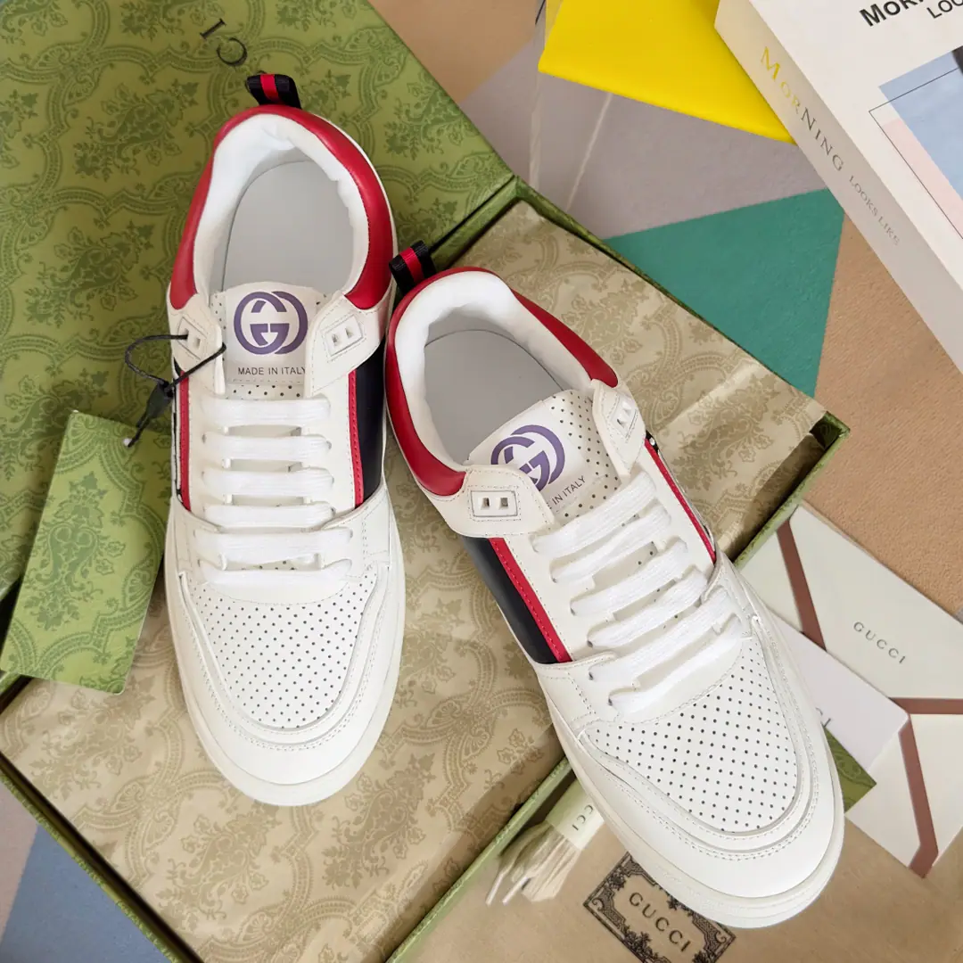 Top Version: Couple money. GucciGustz!GHome. Latest White shoes. Couple money. Leisure Sports shoes Original procurement development Make the goods. - To the sneakers.20Century70The classic sports shoes of the ages are prototypes of inspiration., The name is taken from the defense action in sport.. This is made of white leather craftsmen's heart., Side-side embellishment double-buttonGstriped weeds, And...GucciThe ancient signs are a little bit of shoe. Send a cabinet for fine packaging🛍📦 ▪️Fabulous.: Original import of head-level cattle skin ▪️Uchi.: Original custom customised in soft sheep skin ▪️Shoes under the sole.: Original OpenTPUOtsumi! ▪️Bottom: 2.5CM ▪️Size: Female35-40 / Men39-45（45Freeze!