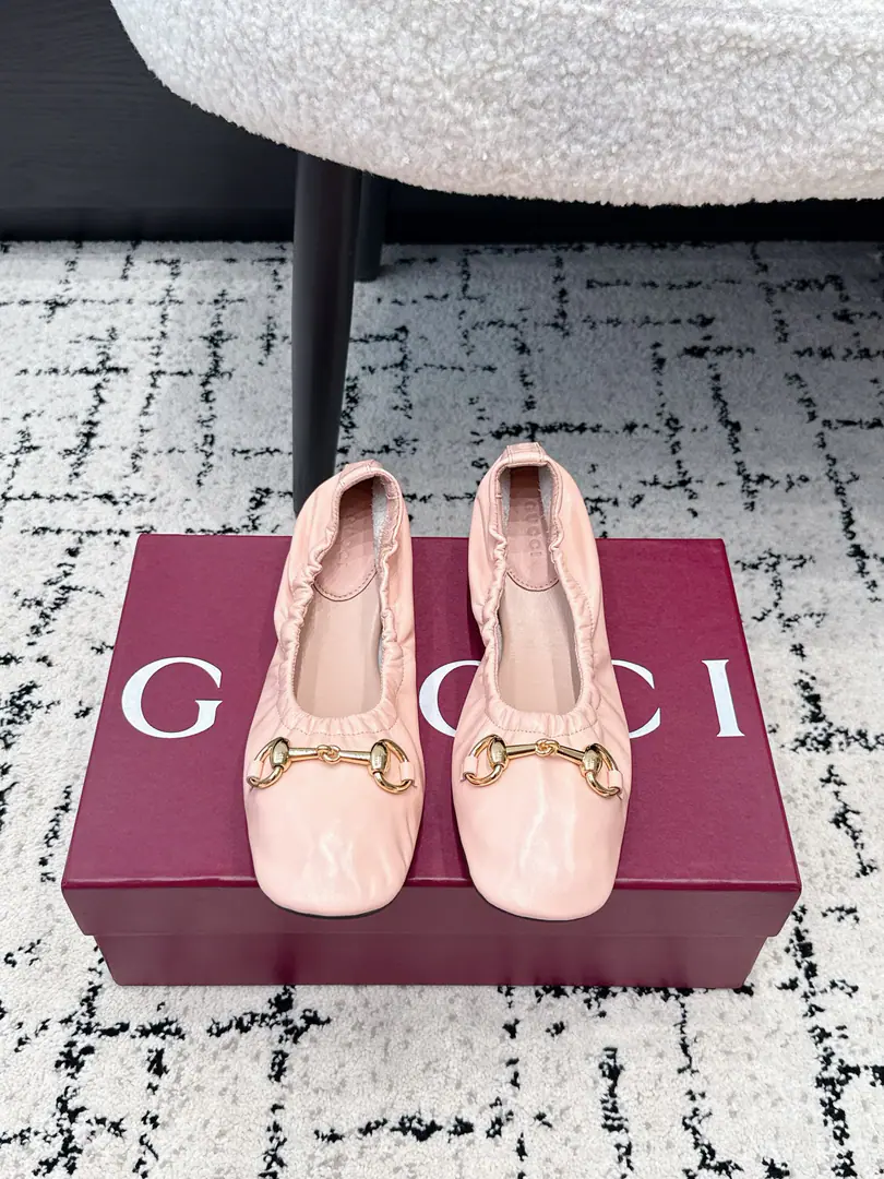 GucciGustz! 26/ PrimaThe series of ballet shoes with the classic metal-grade buttons and the flat-dancing shoes. 《Generation Gucci》The series explores brandy elements., ♪ I'm a man of my own ♪, "...to write a unique aesthetic chapter.. The brand-named horse-buttoned ballet soles spread modern graceful charm.. This shoe is a soft leather face., With flexy shoes., Perfectly blended comfort with casual style., And metal accessories with horse inspiration.. ✔️Fabulous.: Customize the ancient soft wax skin/- A sheep, a skin. ✔️Uchi.: Lamb skin. ✔️Otsumi!: The rubber floor. ✔️Size: 35-42（40 41 42Do it.）