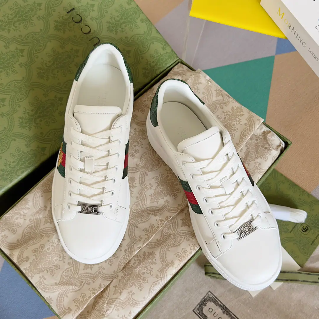 Top Version GucciGood riddance.AceSeries Honeybee. White shoes. Couple money. Leisure Sports shoes Original procurement development Make the goods. Guzérèse since the day he was born, AceThe series of sports shoes continues the brand narrative., The craftsman's masters are singles.. The new series is designed with a very low profile., The match is for details., ♪ Shine the sports shoe style ♪. Tie with fixed garb“ACE”Metal sign, The thick structure is a shoe-like thing.. GucciThe classic red striped strips add charm to the whole design.. Send a cabinet for fine packaging🛍📦 ▪️Fabulous.: Original import of head-level cattle skin ▪️Uchi.: Original custom custom customised soft sheep skin ▪️Shoes under the sole.: Original OpenTPUSlipboard Base ▪️Bottom: 3CM ▪️Size: Female35-40 / Men39-45