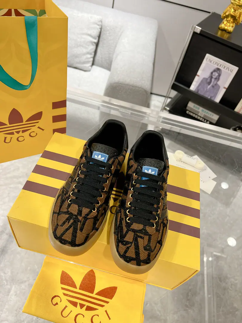 New upgrade Women Men Gucci x Adidas Joint contributions 23ss Fashion week show. Only correct top version of German shoes❗️❗️Global intensity of fire💯Web-wide maximum version contribution❗️❗️The couple's first. Codes:35-46（45.46I'll make sure I don't change it.）