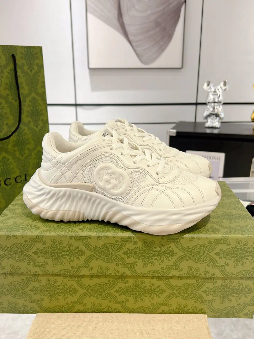 Gucci RippleA series of couple sneakers.‼️ This new sneakers is designed with a thick bottom., With sewn wire leather shoes and airnets., Show me a sense of technology.. 3DEffect Interbutted DoubleGLeather fittings andGucciThe letters identify the metal parts and the two brand details inject a bright eye into the white and white leather... Original customized sheep skin The skin is customised inside. Light rubber, large base. Bottom5cm Codes35-45（Women41 45I'll make sure I don't change it.）