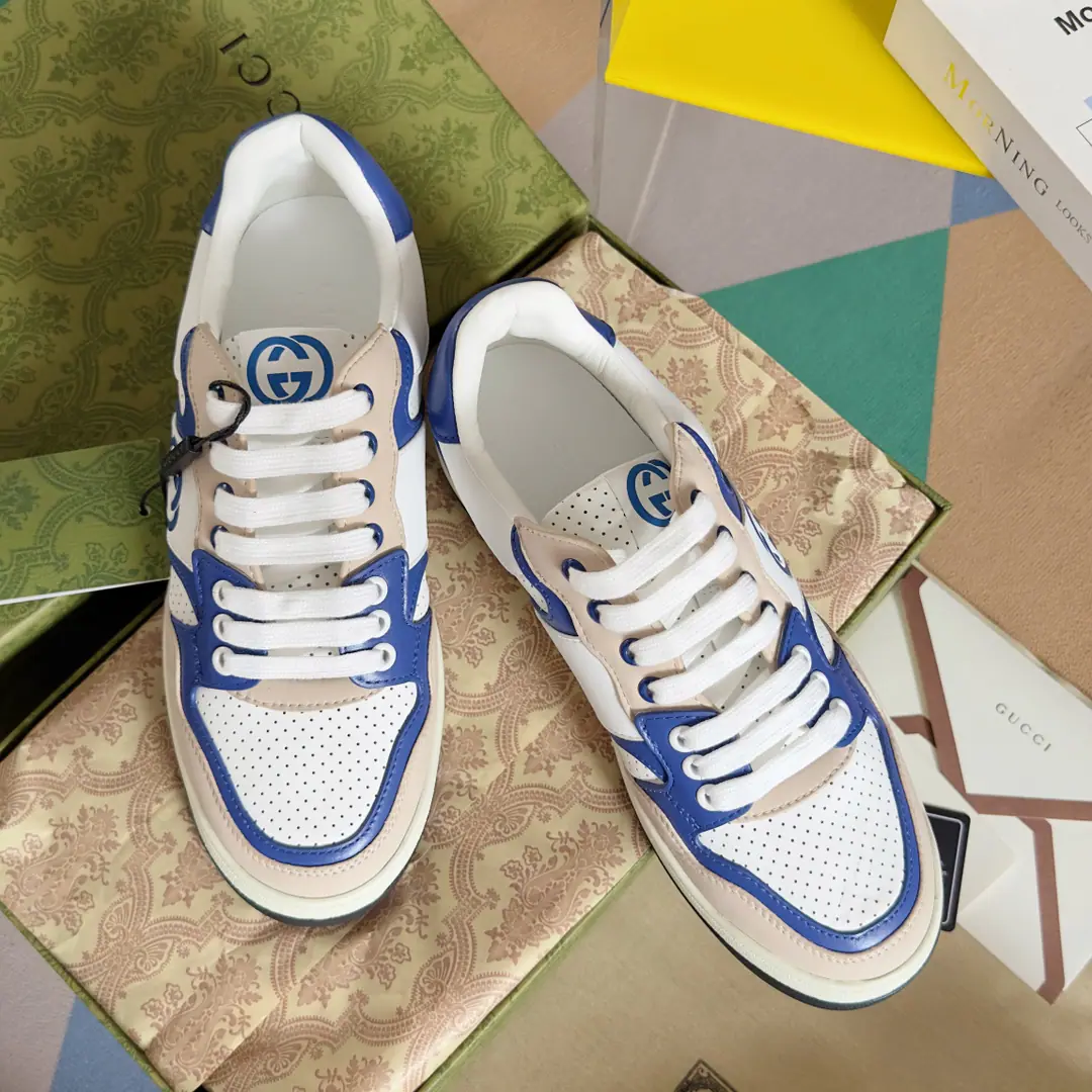 Top Version: Couple money. GucciGustz!GHome. Latest White shoes. Couple money. Leisure Sports shoes Original procurement development Make the goods. - To the sneakers.20Century70The classic sports shoes of the ages are prototypes of inspiration., The name is taken from the defense action in sport.. This is made of white leather craftsmen's heart., Side-side embellishment double-buttonGstriped weeds, And...GucciThe ancient signs are a little bit of shoe. Send a cabinet for fine packaging🛍📦 ▪️Fabulous.: Original import of head-level cattle skin ▪️Uchi.: Original custom customised in soft sheep skin ▪️Shoes under the sole.: Original OpenTPUOtsumi! ▪️Bottom: 2.5CM ▪️Size: Female35-40 / Men39-45（45Freeze!