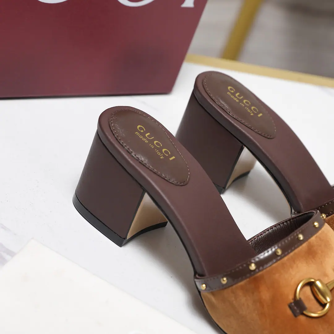 Top Version⚡ GucciA horse-done nailed lady slippers.❗❗ Material andYText Same Very good. 👍 It's comparable.ZGNo Gap✌ ️This high heels is now a classic brand., Inspired by the...GuccioGucciThe initials of the gentleman's name and initials of the chain of elements of the treasure are the same as the brand for the shoe.. ·Brands use different knittings and coloring to inject modern essence into classic slippers.. It's a classic to have a chain of diamonds.. Fabulous.: Importing cow paints Uchi.: Imports of sheep's skin He's tall.: 6.5Cm Otsumi!: Italian leather.. Codes: 35-41（41.42Do it.） Full original package！