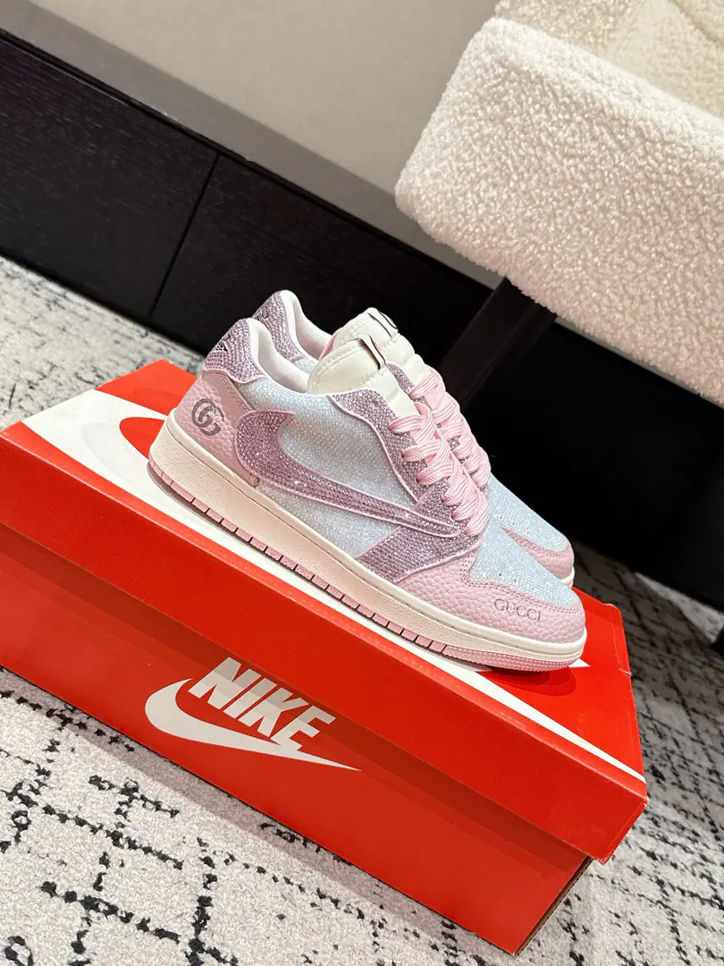 🏧𝐀𝐢𝐫 𝐉𝐨𝐫𝐝𝐚𝐧 𝐱 𝐆𝐔𝐂𝐂𝐈New Syndicate｜The stars' leisure shoes. These shoes, which are covered in water, have always been popular with the tweezers.❤️ The whole shoe is covered in a thick, woven water., ♪ And the lights shine ♪, It's a very dazzling visual effect.💯 ♪ Fleaking the brightest light ♪, It's so fascinating.👏👏 It's definitely a club killer.😎The Tide Bangers are blowing up the street. Cool. The final son.～ MATERIAL Material Original custom fabric+Hot-ass flash drills.✨ Original custom airnet sheet Original plasticized one-shoe pad The original is a model for grinding glue.💯 size: Female35-42 [40.41.42Custom] size: Men39-46 [45.46Custom]