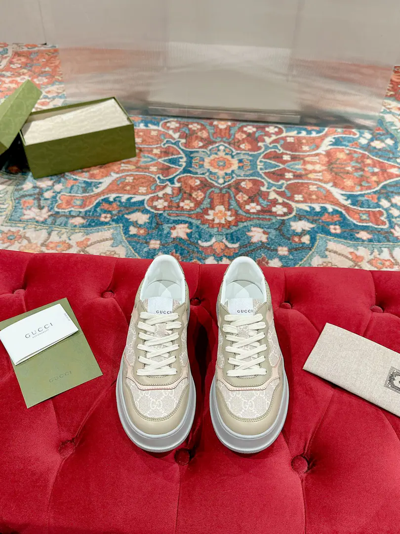 🅿️ Women 👑Gucci🍀🍀A pair of cozy biscuits. Gucci Chunky BSeries of sneakers～- Let's go with Daddy's shoes. White shoes. Three classic elements of dirty shoes are the design of the sport and leisure mix that brands promote.. The thick sub-structures show a resonance of the sneakers., The most important thing is the shoes are very light.. The classic old flower band., Round shoe head., It's a chocolate system., It's a reminiscent feeling., The effect of the increase is extremely high., The soles are very soft and comfortable.😌Wear it all seasons., It's more of a mood to wear it in the fall.💯 ·Fabulous.: Original customized cow skins（The classic old flower cloth., Puncture., Ballasting process） ·Otsumi!:Rubber Bottom ·Uchi.:Import of sheep skin ·He's tall.:NYO5cm ·Size:Women35-40 （Women41 Custom without re-offer）