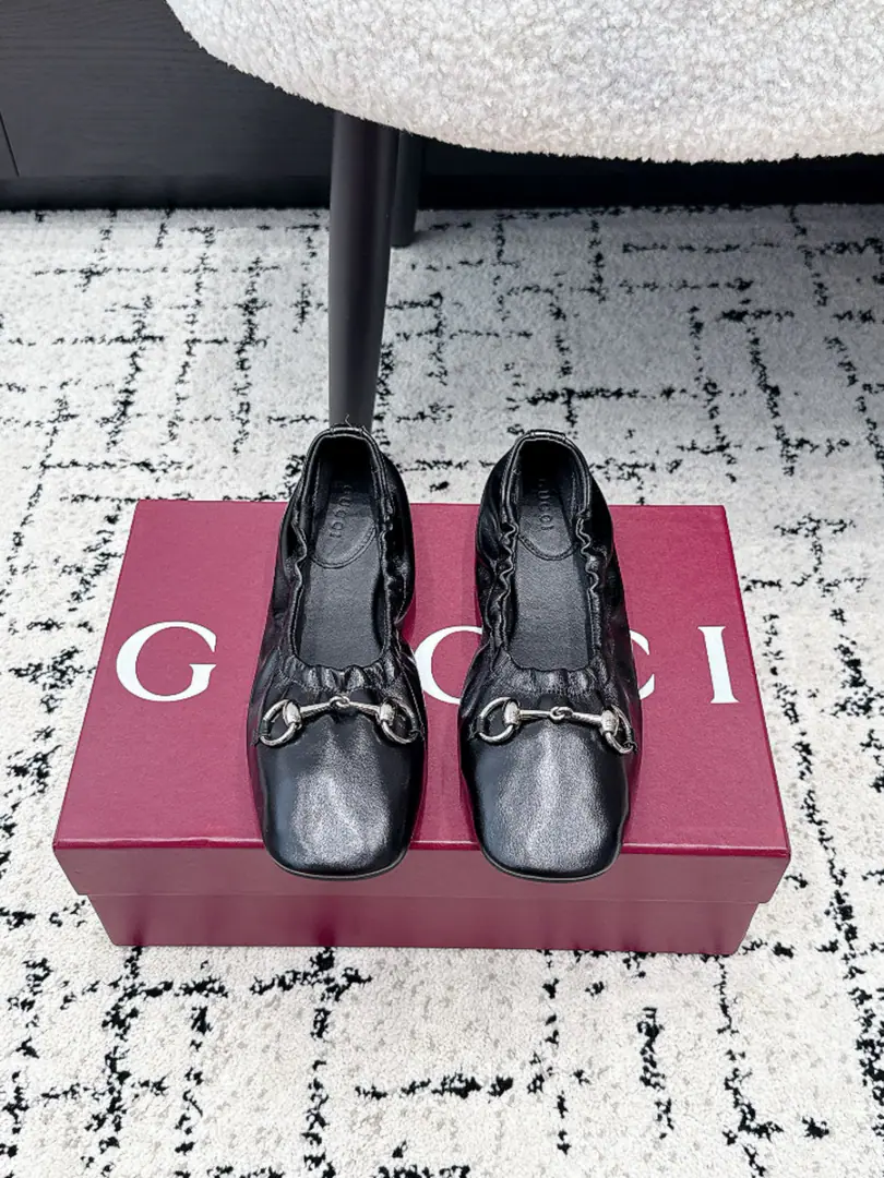 GucciGustz! 26/ PrimaThe series of ballet shoes with the classic metal-grade buttons and the flat-dancing shoes. 《Generation Gucci》The series explores brandy elements., ♪ I'm a man of my own ♪, "...to write a unique aesthetic chapter.. The brand-named horse-buttoned ballet soles spread modern graceful charm.. This shoe is a soft leather face., With flexy shoes., Perfectly blended comfort with casual style., And metal accessories with horse inspiration.. ✔️Fabulous.: Customize the ancient soft wax skin/- A sheep, a skin. ✔️Uchi.: Lamb skin. ✔️Otsumi!: The rubber floor. ✔️Size: 35-42（40 41 42Do it.）