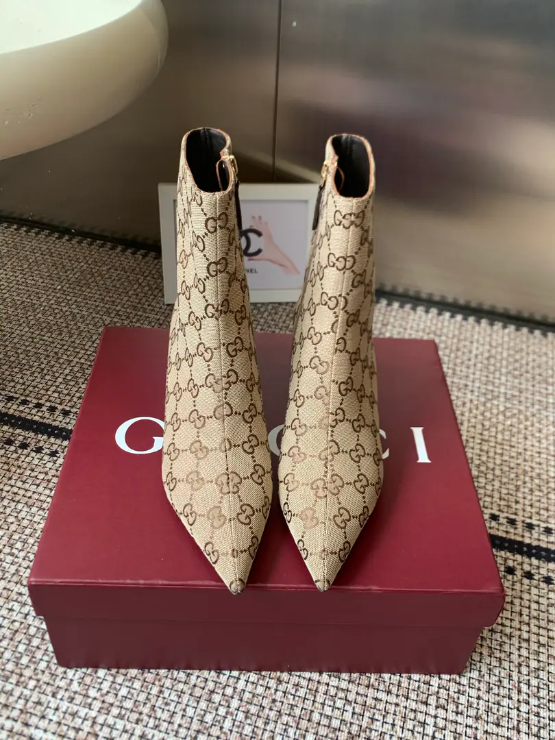 GUCCI Gustz! 26ssNew paragraph BombshellThe series of high-heads. Short boots. Ace of the past. The old slender, skinny boots are too out of the loop. Sneak-head design snuggles the scale. Side zipper design is out of focus. The boots are not swollen with their ankles. The rate of backsliding is too high. Low profile displays brand quality. Autumn and winter closets just need boots. Shoe-faced with a ding-tao./Lamb skin. The inside sheep. That's a big one. Codes: 35-42（40 41 42I'll make sure I don't change it.）