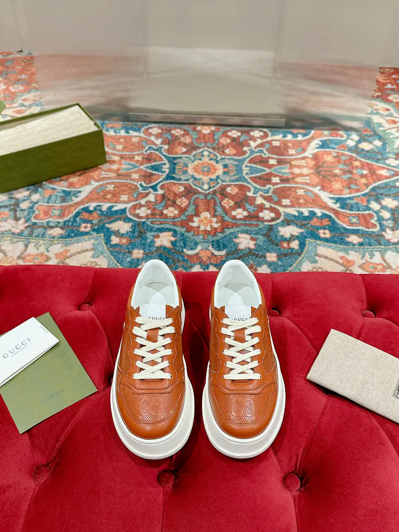 🅿️ 👑Gucci🍀🍀A pair of cozy biscuits. Gucci Chunky BSeries of sneakers～- Let's go with Daddy's shoes. White shoes. Three classic elements of dirty shoes are the design of the sport and leisure mix that brands promote.. The thick sub-structures show a resonance of the sneakers., The most important thing is the shoes are very light.. The classic old flower band., Round shoe head., It's a chocolate system., It's a reminiscent feeling., The effect of the increase is extremely high., The soles are very soft and comfortable.😌Wear it all seasons., It's more of a mood to wear it in the fall.💯 ·Fabulous.: Original customized cow skins（The classic old flower cloth., Puncture., Ballasting process） ·Otsumi!:Rubber Bottom ·Uchi.:Import of sheep skin ·He's tall.:NYO5cm ·Size:Women35-40 Men39-44（Women41 Men45 Custom without re-offer）