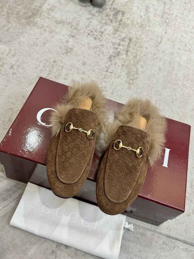 Plant price Top Version GUCCI, Shoe-faced material Leather., I'll put my feet on the back of my head., The series of slippers has become...GUCCIThe main one in the series., Don't be so mean and full of motten spirits., The apparel is a fashion interpretation of the horse's title, the lullaby shoes., The prettiest upgrade in the early spring series.. Codes35-40, 41No, no, no, no, no.