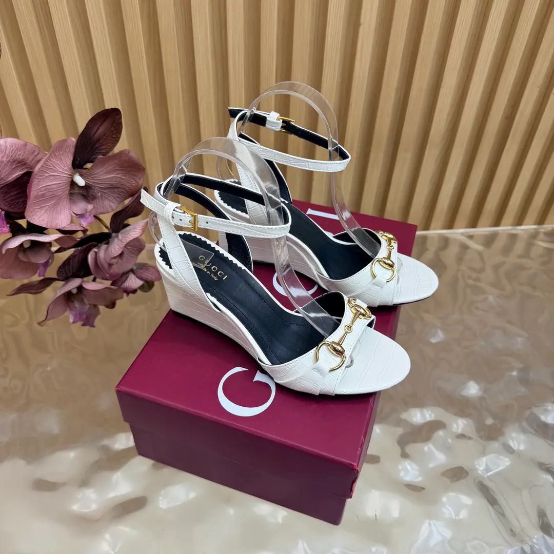 💜Gucci/Good-looking old-fashioned horse-stamped sandals. G- Homemarked title button. ♪ And the bumpy-ass sandals ♪ A lovely and comforting fashion feast is now opening.. These sandals. It's classics that clash with modern passion. Every step is a self-confidence expression with a plaque of taste.. A smart stretch of legs. Raise the overall profile. To make you feel comfortable in walking. The thick sub-design adds stability. Walking is more comfortable. No, no, no.. The fabric is based on original pedestal skin./Painted skin. The insides are all parchment. Italian imports are so thick. He's tall.: 8cm size: 35-39（40/41/42Custom）