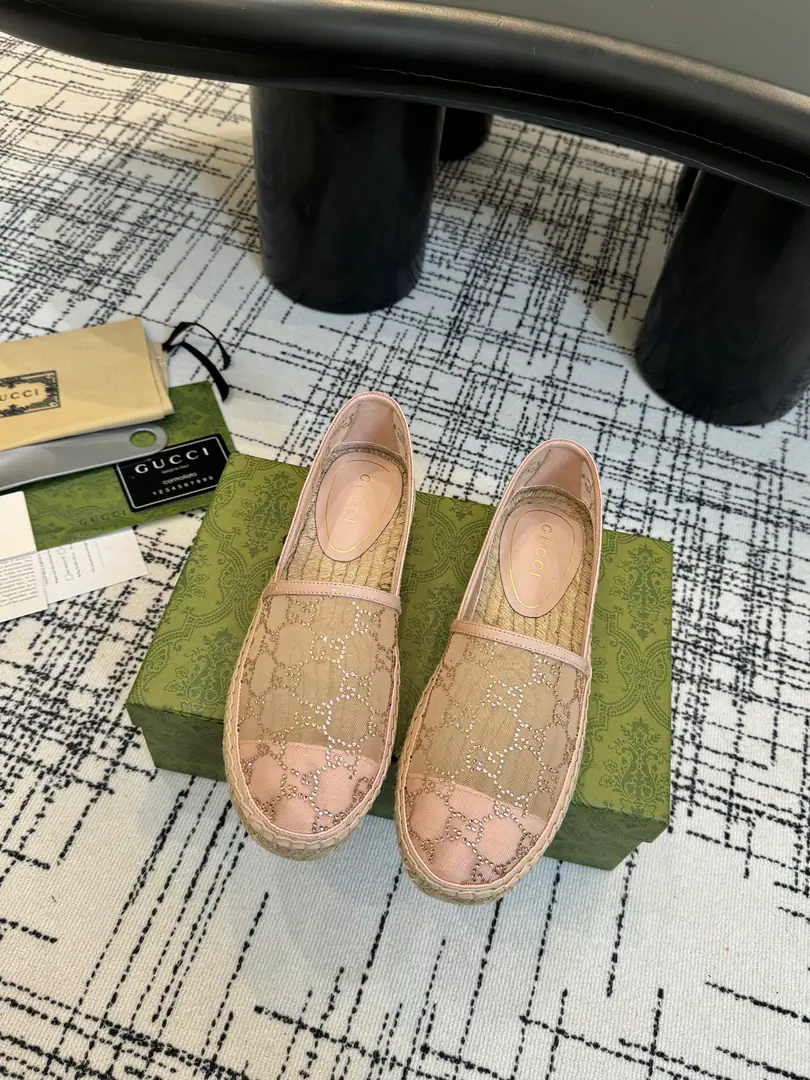 GHome.2025New title.GGThe grass made the soles of the fishermen., High Version🆙LatestGucciThe Old Flowers SeriesG G- The stamp slippers.🔥 As a symbol of branding,, The marking elements have been bringing new and new things to the monolith.. Each logo contains brand-specific historical heritage and value pursuit., The eternal charm of interpreting the aesthetics of fashion that are never obsolete.. Each series uses a modern perspective to recreate and recreate., To continue changing and experimenting with branding.. The saloon gold-title stint is different from the old magnifying style.GThe Alphabets are in the series to wake up the designG GTo brighten up, It's a new life and a new light.😎😎 Shoe.: Original custom web-cam burning drill GG Match: Ladies and gentlemen' shoes. Shoes under the sole.: The straw-coated waterproofing station is coupled with the soles of rubber shoes. He's tall.: 2Centimeters and heights Manufacturing: The shoe was done in Spain. Codes: 35～41Code Packaging: All new Ancora red high end packaging