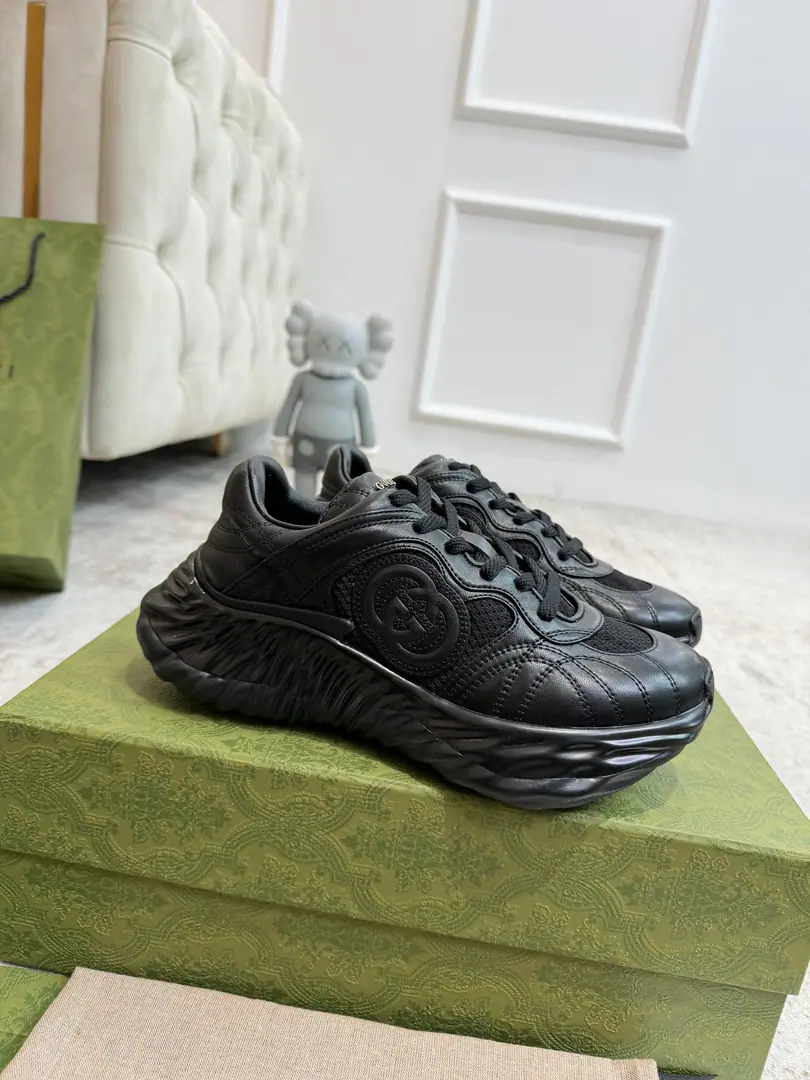 35–40 39—45 Gucci RippleInnovative sewing processes are used in the series of sneakers, ♪ Makes a stream like water ♪ It's moving.. Leather design with 3D rectangular double buttonGLeather fittings andGucciLetter Metal accessories, By3DThe quality of the flow of the whole efficacious shoe..