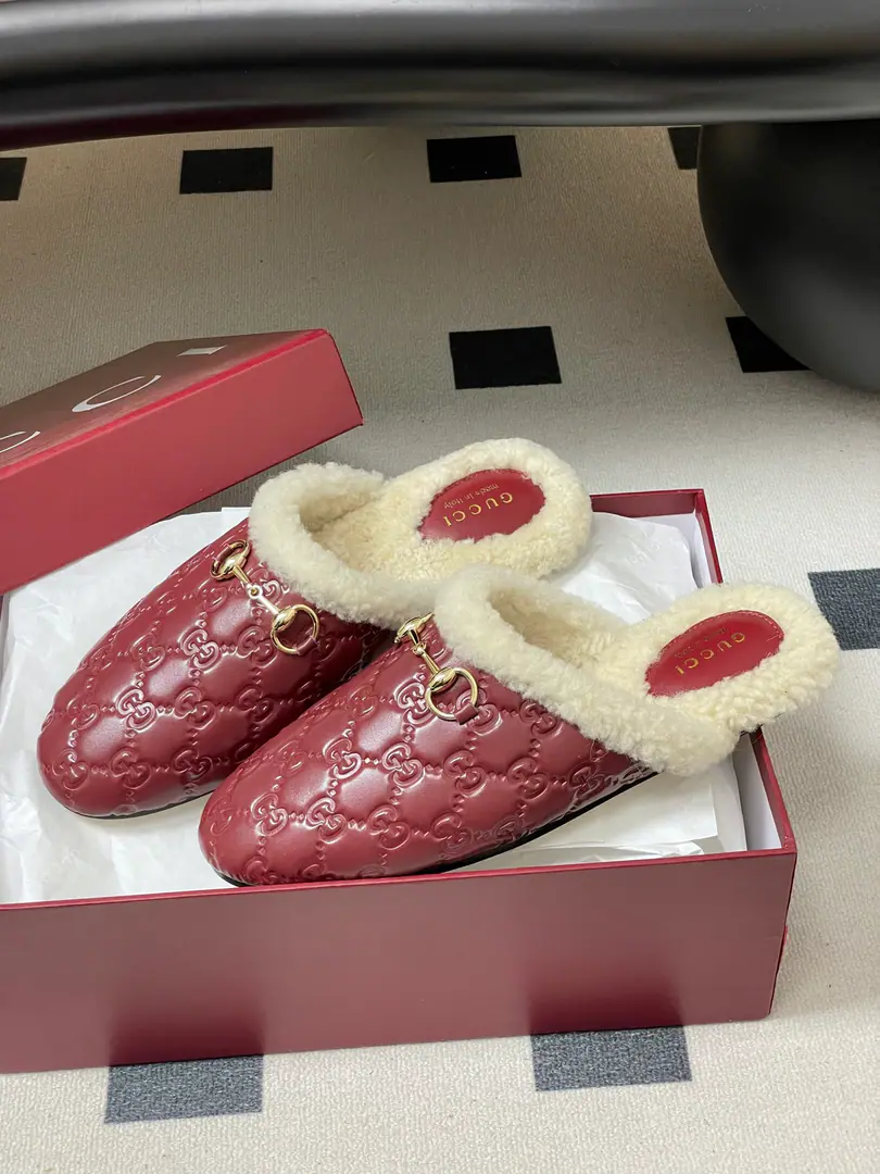 🏧𝐆𝐔𝐂𝐂𝐈Gustz!PrincetownClassic wool slippers., DoubleGThe furs are under the moller's shoes, and the half-shoes are under the flat.. The shoe is soft., The galleries flow., To show you the grace of your day.！ Shoeface custom doubleGSkins of cattle. The inside foot is a lamb wool. The Italian factory is so big. Size:35-42 [40.41.42Do it.]
