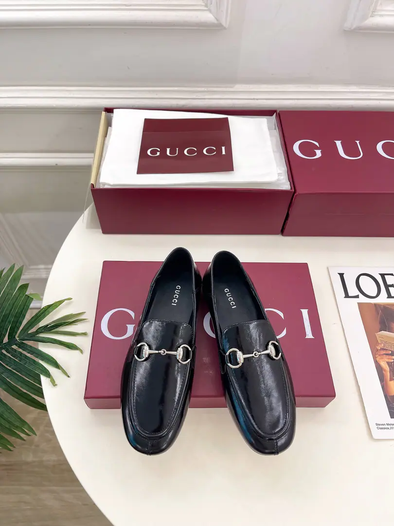 Gucci | Gustz! 26𝐬𝐬 ⭐️ GHome. The lead series finally came out., The bad guys are worth it.！The old classic. Create new designs ✨ ❥2026The new classics are on the flat-line Leafle shoes. Requisition level！It's a great sense of excellence.！A huge amount of money from domestic and international bloggers.,Old and fashionable. It's easy to wear. The upper toe blew up.！BSThe official network is pushing., New Colours Update continuously🆕 ━━━━━ ЅᏇєєt ━━━━━ ▪️Shoe.: High-prescription imports of leather ▪️Uchi.: Imports of sheep's skin ▪️Otsumi!: Italian imports are so thick. ▪️He's tall.: Floor ▪️Shoes.: 35-39（40.41.Customable） ▪️Plant price ▪️Numbering: 2608045