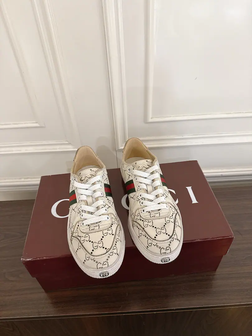 Gucci StretchA series of couple-soldier sneakers. This new, soft and flexible shoe is a new brand-marked sports shoe., Yes.《La Famiglia》New members to the series.. The sneakers were made with a flexible skin-skinner heart., Every pair of shoes is treated manually., It's a unique shoe-shoe.. ♦️The cow's skin is pierced and used as a shoe. ♦️Italian import base ♦️Codes35-46（Women41 45.46I'll make sure I don't change it.）