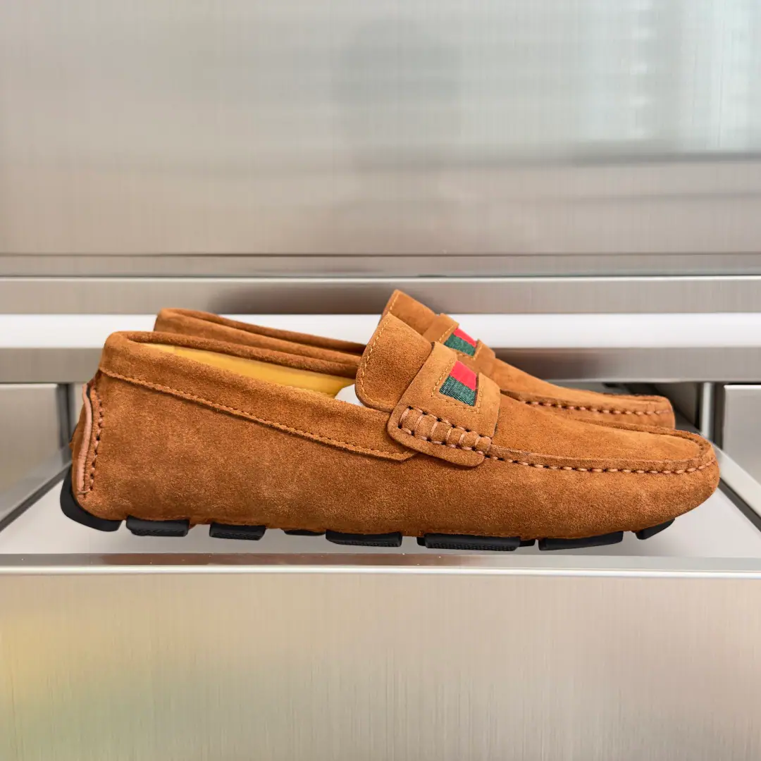 Top Version: Men GucciGustz! GHome. Latest Gentlemen. Old Money. Doudou shoes. A foot. Lazy. Leisure shoes. A simple and contemporary display of driving shoes, etc., Smart, skill-and-comfort experience.. This man's shoe-shoes are chosen for leather., The details of the weaving bands are carefully spelled out in the shoe tongue. Send a cabinet for fine packaging🛍📦 ▪️Fabulous.: Original customized import of head-level cattle skin ▪️Uchi.: Original custom customised in soft sheep skin ▪️Otsumi!: Original modeling of slide-resistant rubber material ▪️Bottom: 2.5CM ▪️size: Men39-45