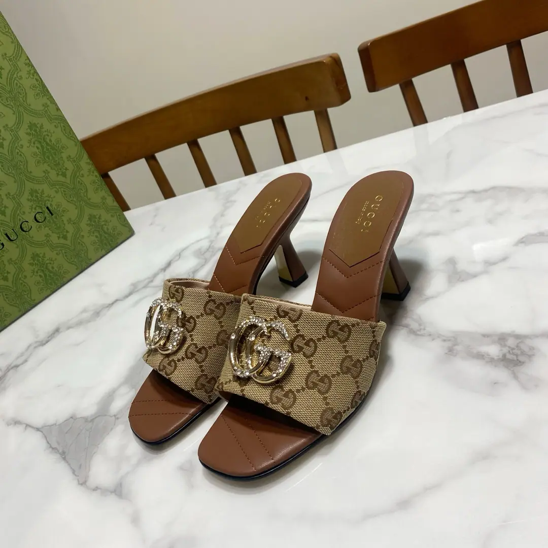 Gucci Guch. The early spring and hot.🔥The diamond-gring heel slippers., Original1:1Repeat, Big stars..The red is growing grass., Fashionful., ♪ New and original ♪, The upper foot is comfortable..White and thin. Shoe.🈶 Skins of sheep.｜Demetrius metal skin, The pad is a goat's skin., That's a big one., Original hardware drill. He's tall.: 7.5CM Size: 35—39Code（34.40.41.42.43- It's a deal., No re-election.）