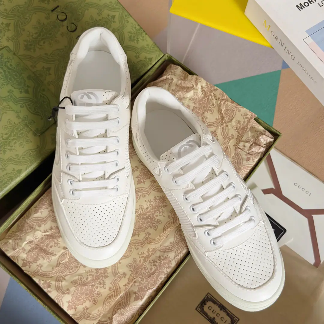 Top Version: Couple money. GucciGustz!GHome. Latest White shoes. Couple money. Leisure Sports shoes Original procurement development Make the goods. - To the sneakers.20Century70The classic sports shoes of the ages are prototypes of inspiration., The name is taken from the defense action in sport.. This is made of white leather craftsmen's heart., Side-side embellishment double-buttonGstriped weeds, And...GucciThe ancient signs are a little bit of shoe. Send a cabinet for fine packaging🛍📦 ▪️Fabulous.: Original import of head-level cattle skin ▪️Uchi.: Original custom customised in soft sheep skin ▪️Shoes under the sole.: Original OpenTPUOtsumi! ▪️Bottom: 2.5CM ▪️Size: Female35-40 / Men39-45（45Freeze!