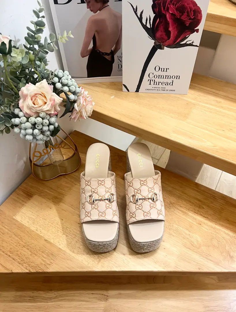 ⚡️⚡️26ss- Morning.Gucci🗽🗽Guch, we're gonna make a lot of dirt and sandals for your summer costume.. ·Shoe.: Fly. ·Liner: Leather. ·Shoes under the sole.: Leather inside., Rubber soles ·- Toes round your head. ·Production in Spain ·Normal size. ·A little bit. ·International Standard Scalories ·Waterproofing stations10cm ·Codes: 36-41