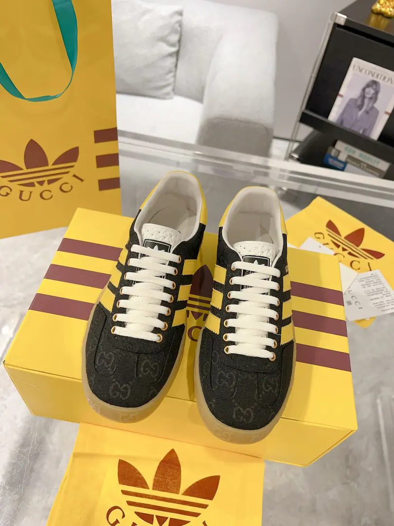 New upgrade Women Men Gucci x Adidas Joint contributions 23ss Fashion week show. Only correct top version of German shoes❗️❗️Global intensity of fire💯Web-wide maximum version contribution❗️❗️The couple's first. Codes:35-46（45.46I'll make sure I don't change it.）
