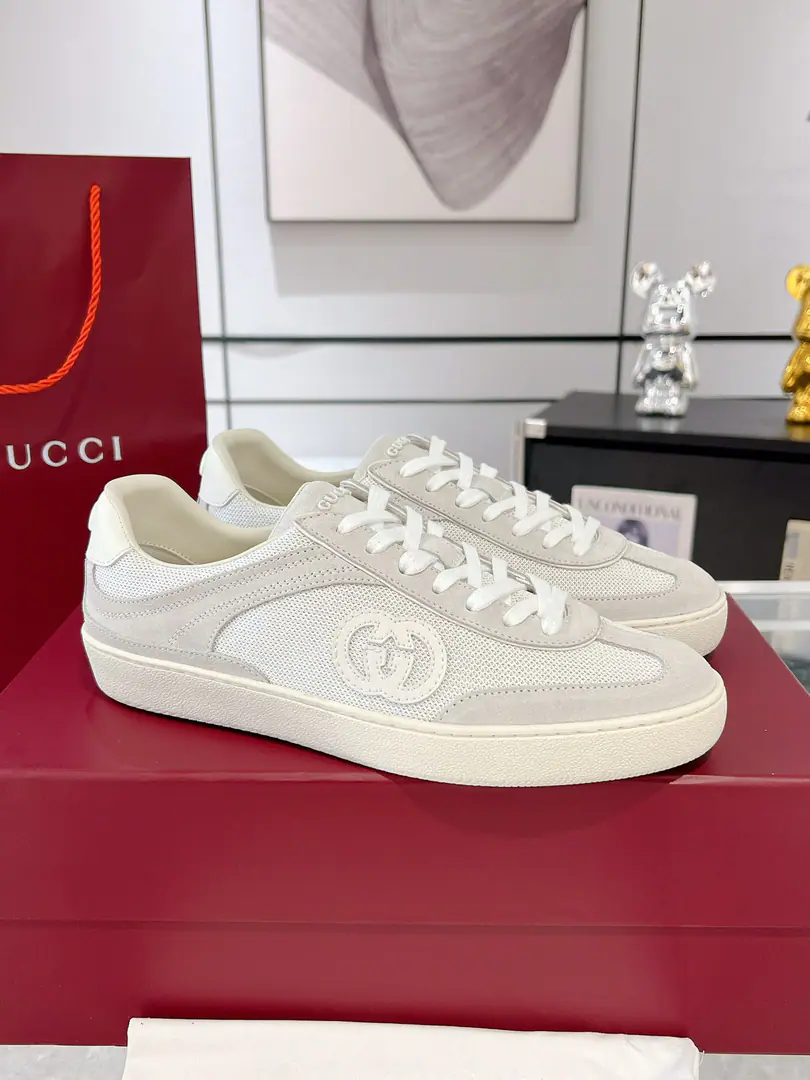 Upgrade Gucci Couples.GLeisure shoes. White shoes. ❗️❗️😎Original procurement development Make the goods. Innovative suture processes are used for production, Makes a water-like flow quality.. Leather design with 3D rectangular double buttonGLeather fittings andGucciLetter accessories, By3DThe quality of the flow of the whole efficacious shoe. Send a cabinet for fine packaging Shoe.: Cows are counter-feat.➕Network Codes:35-45（Women41.45I'll make sure I don't change it.）