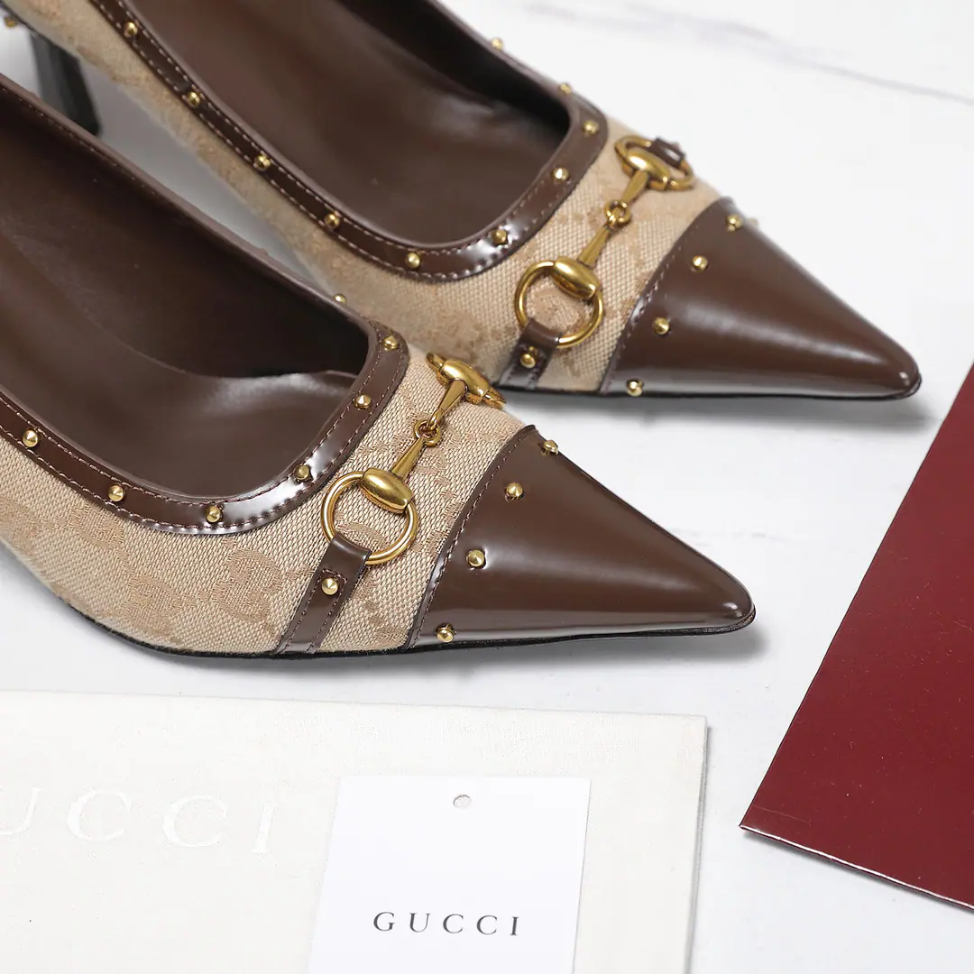 GucciThe horse's title is a sling with high heels.❗❗ Generation GucciThe Guggy Generation series explored the brand's treasure elements., To integrate the designs of different generations into a unified aesthetic narrative. This shallow heel is a motif of French toenails., It's got a little stunk., We'll be fine with the old leather bags and wait for details., The logo-stamping fittings are fixed in two mediums and style.. ♦️♪ The nails are rinding with wool and leather shoes ♪ ♦️The sheep's skin is in the ground. ♦️Italy is a big-ass country. ♦️He's tall.7.5cm ♦️Codes: 35～42（40.41.42I'll make sure I don't change it.）