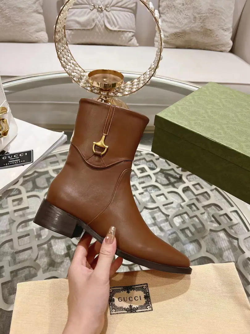 💖 GucciThe latest Guchtsiu Winter buster with a half-stamp boot., Omer punk boots. The title buttons with the boots are the same as the big fan on Pony Street.. Shoe.: Italian imports of calf skin Codes: 35-42#