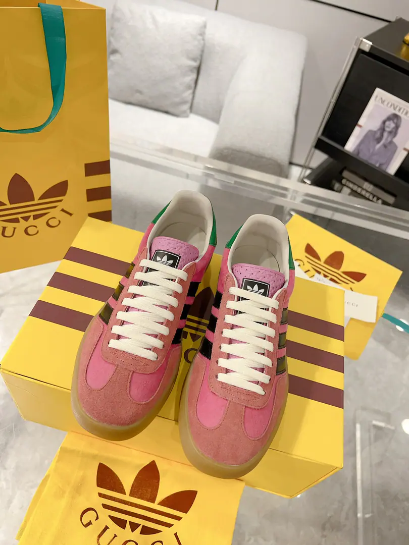 New upgrade Women Men Gucci x Adidas Joint contributions 23ss Fashion week show. Only correct top version of German shoes❗️❗️Global intensity of fire💯Web-wide maximum version contribution❗️❗️The couple's first. Codes:35-46（45.46I'll make sure I don't change it.）