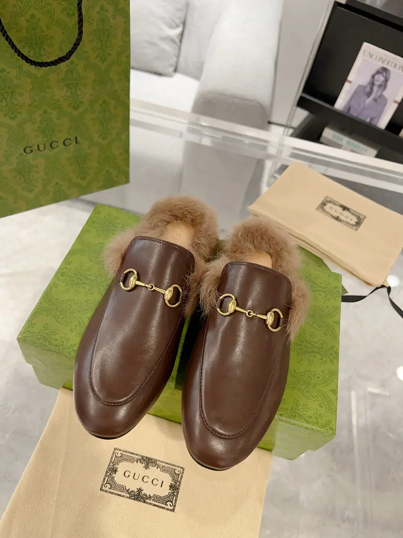 Plant price Top Version GUCCI, Shoe-faced material Leather., I'll put my feet on the back of my head., The series of slippers has become...GUCCIThe main one in the series., Don't be so mean and full of motten spirits., The apparel is a fashion interpretation of the horse's title, the lullaby shoes., The prettiest upgrade in the early spring series.. Codes35-40, 41No, no, no, no, no.