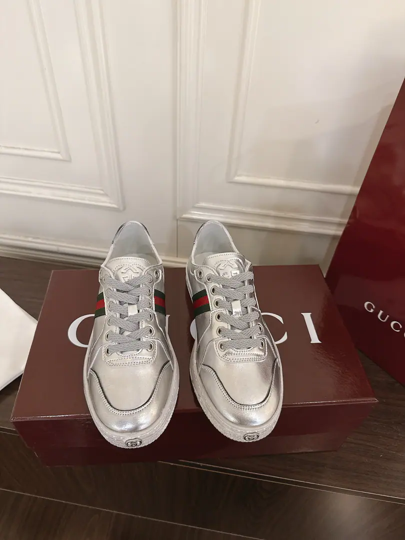 Gucci StretchA series of couple-soldier sneakers. This new, soft and flexible shoe is a new brand-marked sports shoe., Yes.《La Famiglia》New members to the series.. The sneakers were made with a flexible skin-skinner heart., Every pair of shoes is treated manually., It's a unique shoe-shoe.. ♦️The cow skin is used as a shoe. ♦️Italian import base ♦️Codes35-45（Women41 45I'll make sure I don't change it.）