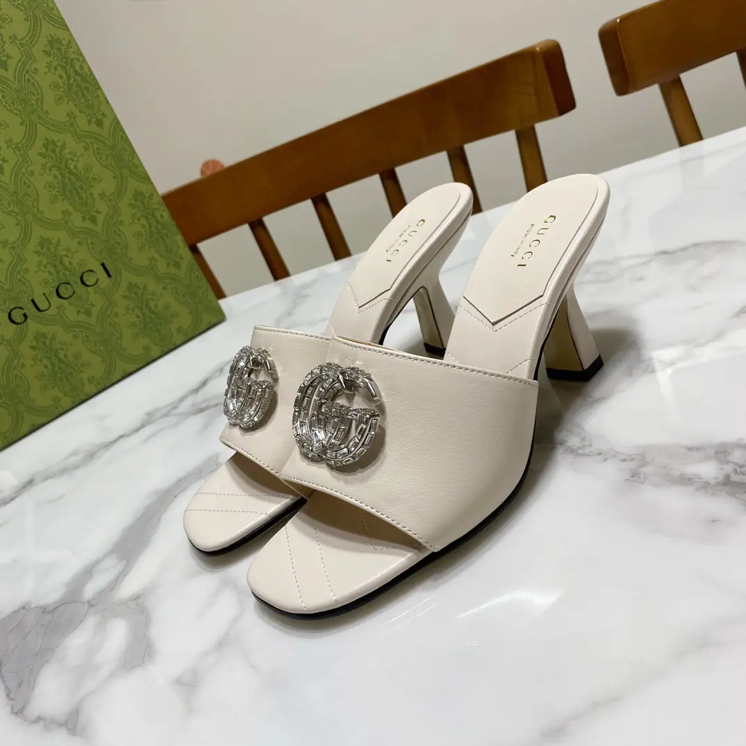 Gucci Guch. The early spring and hot.🔥The diamond-gring heel slippers., Original1:1Repeat, Big stars..The red is growing grass., Fashionful., ♪ New and original ♪, The upper foot is comfortable..White and thin. Shoe.🈶 Skins of sheep.｜Demetrius metal skin, The pad is a goat's skin., That's a big one., Original hardware drill. He's tall.: 7.5CM Size: 35—39Code（34.40.41.42.43- It's a deal., No re-election.）