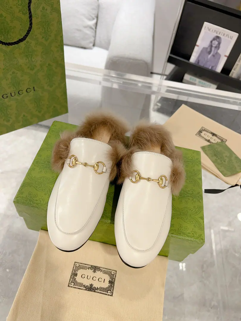 Plant price Top Version GUCCI, Shoe-faced material Leather., I'll put my feet on the back of my head., The series of slippers has become...GUCCIThe main one in the series., Don't be so mean and full of motten spirits., The apparel is a fashion interpretation of the horse's title, the lullaby shoes., The prettiest upgrade in the early spring series.. Codes35-40, 41No, no, no, no, no.