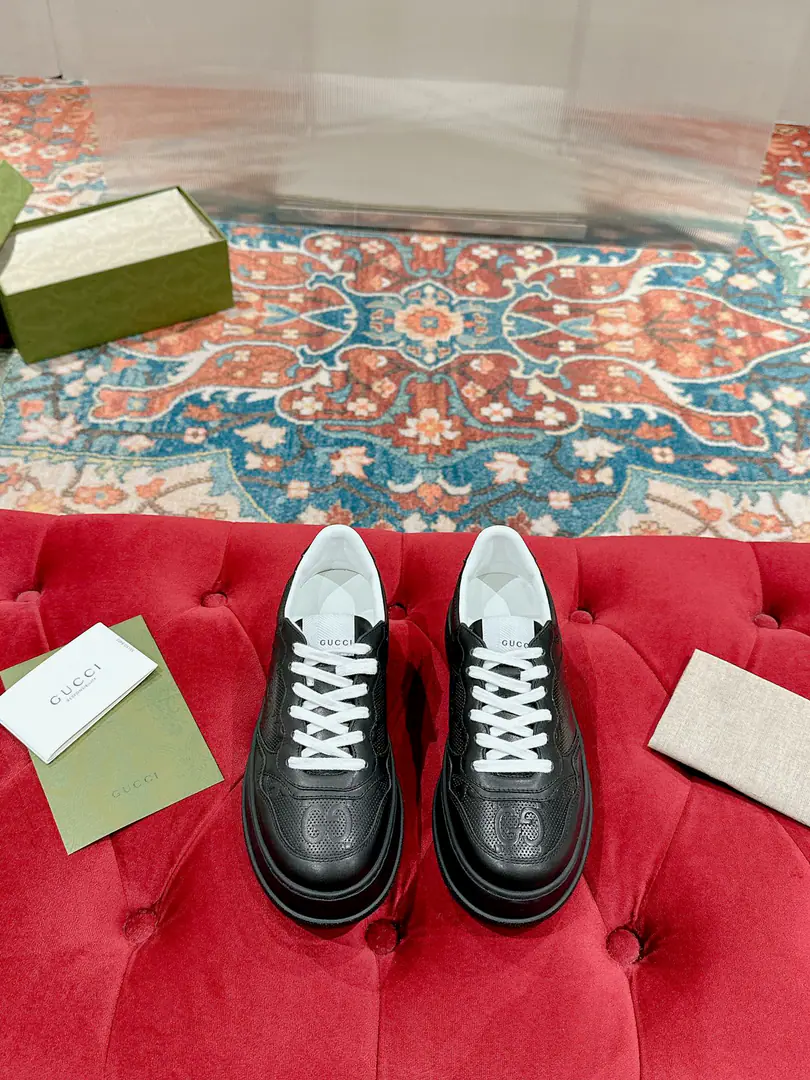 🅿️ 👑Gucci🍀🍀A pair of cozy biscuits. Gucci Chunky BSeries of sneakers～- Let's go with Daddy's shoes. White shoes. Three classic elements of dirty shoes are the design of the sport and leisure mix that brands promote.. The thick sub-structures show a resonance of the sneakers., The most important thing is the shoes are very light.. The classic old flower band., Round shoe head., It's a chocolate system., It's a reminiscent feeling., The effect of the increase is extremely high., The soles are very soft and comfortable.😌Wear it all seasons., It's more of a mood to wear it in the fall.💯 ·Fabulous.: Original customized cow skins（The classic old flower cloth., Puncture., Ballasting process） ·Otsumi!:Rubber Bottom ·Uchi.:Import of sheep skin ·He's tall.:NYO5cm ·Size:Women35-40 Men39-44（Women41 Men45 Custom without re-offer）