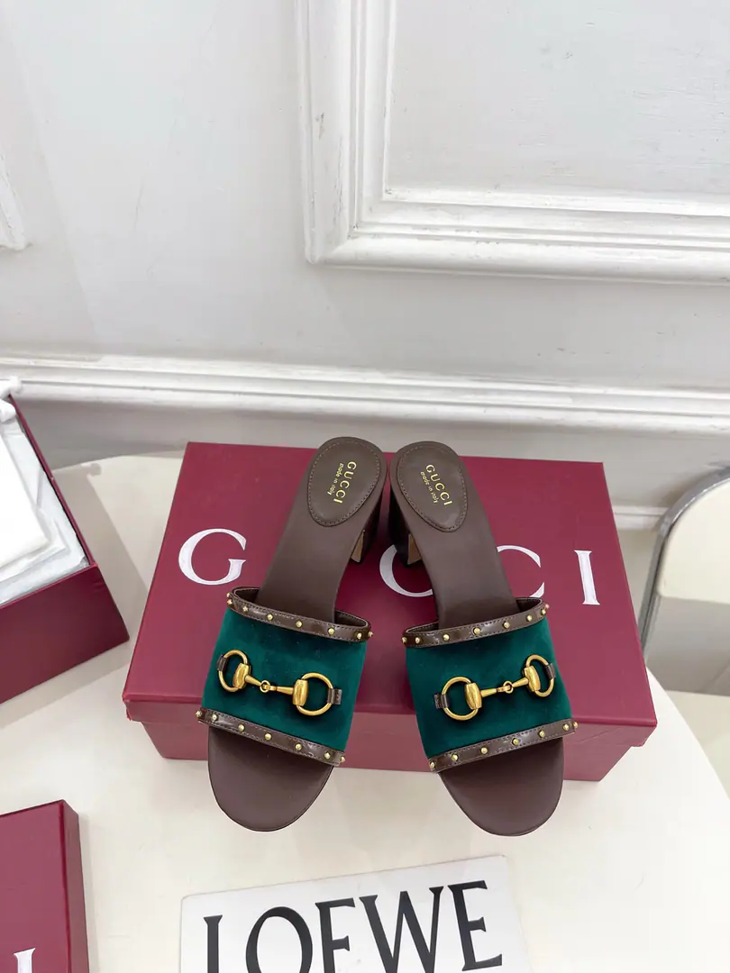 Gucci | Gustz! 26𝐬𝐬 ⭐️ GHome. The lead series finally came out., The bad guys are worth it.！The old classic. Create new designs ✨ ❥2026Spring and summer, old bouquet, nailed slippers. Requisition level！It's a great sense of excellence.！A huge amount of money from domestic and international bloggers.,Old and fashionable. It's easy to wear. The upper toe blew up.！BSThe official network is pushing., New Colours Update continuously🆕 ━━━━━ ЅᏇєєt ━━━━━ ▪️Shoe.: High-level custom importGGThe canvas. ▪️Uchi.: Imports of sheep's skin ▪️Otsumi!: Italian imports are so thick. ▪️He's tall.: 5.5cm ▪️Shoes.: 35-39（40.41.Customable） ▪️Plant price ▪️Numbering: 2608045
